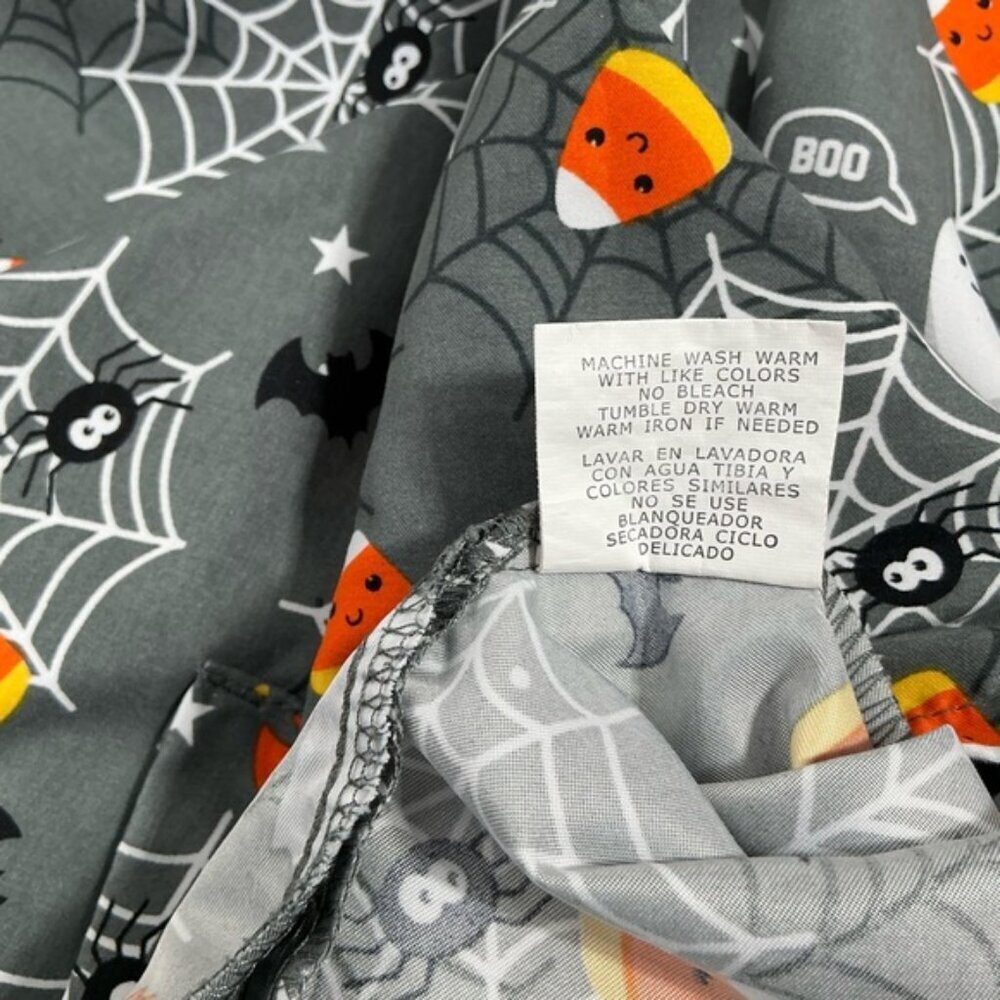 Cassandra O Halloween Theme Scrub Top Pockets Candy Corn Ghosts Gray Multi XL - Picture 10 of 16